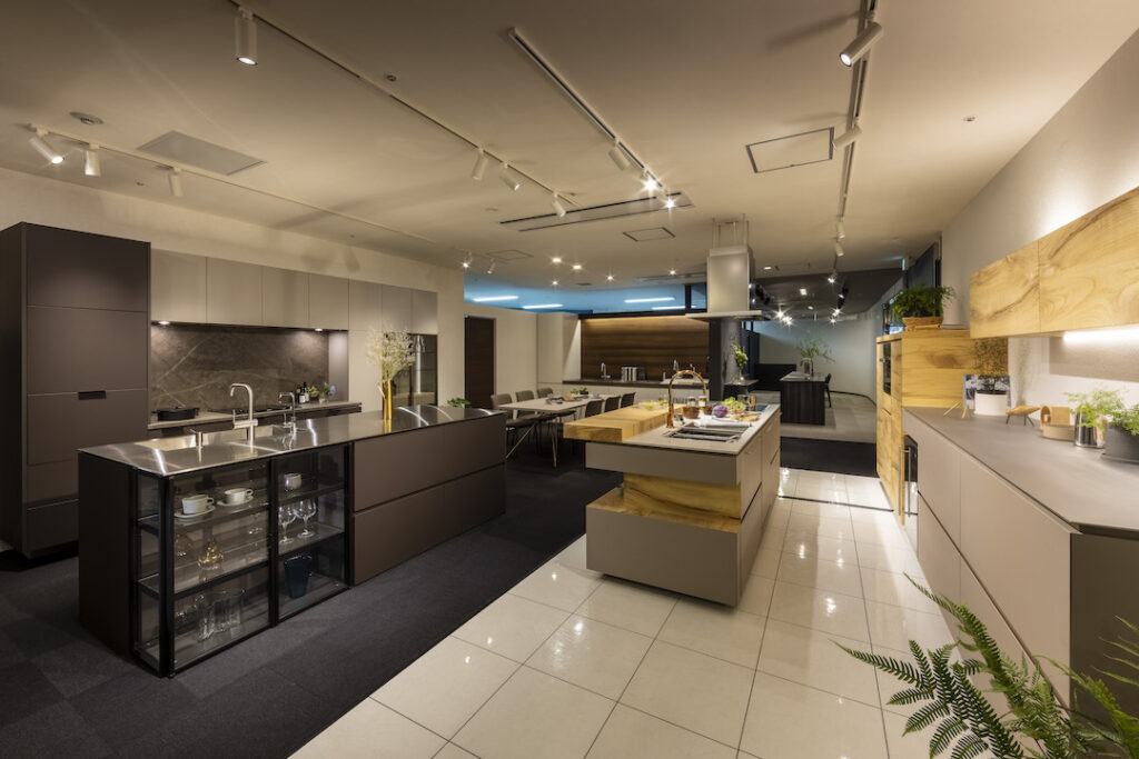 KOBE STYLE 神戸ショールーム内観。左側にブラウン調のキッチンセット、右側にベージュ調のキッチンセットが展示されている。