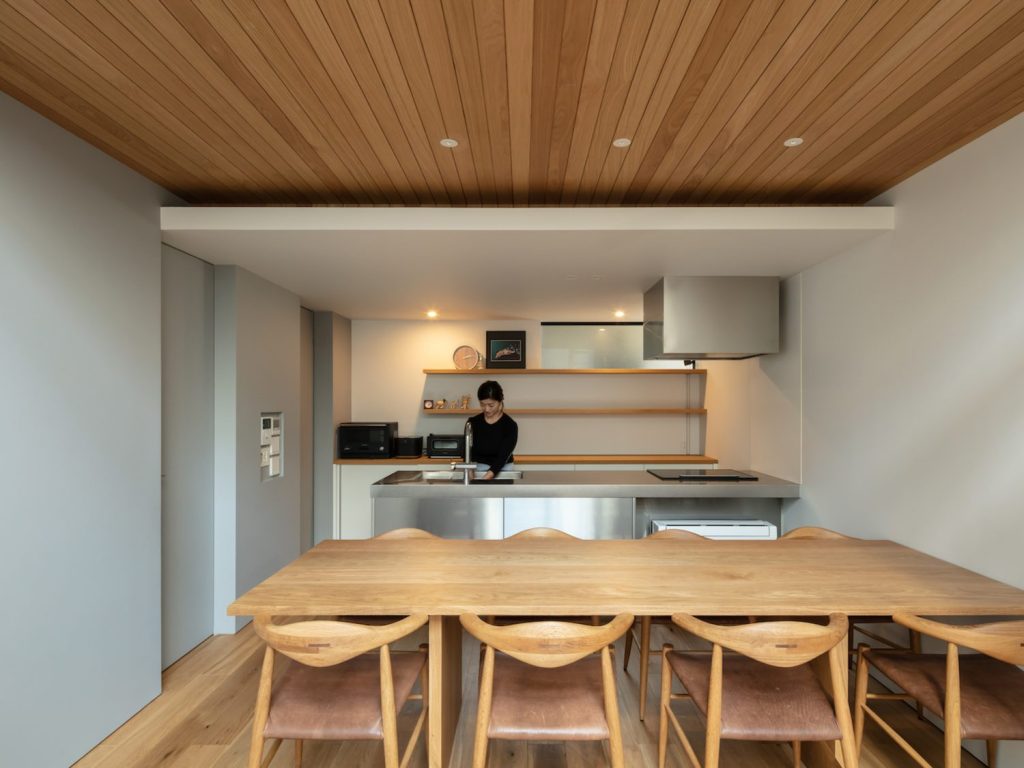ステンレスの天板＆扉のキッチンと、木のダイニングテーブル＆チェア。