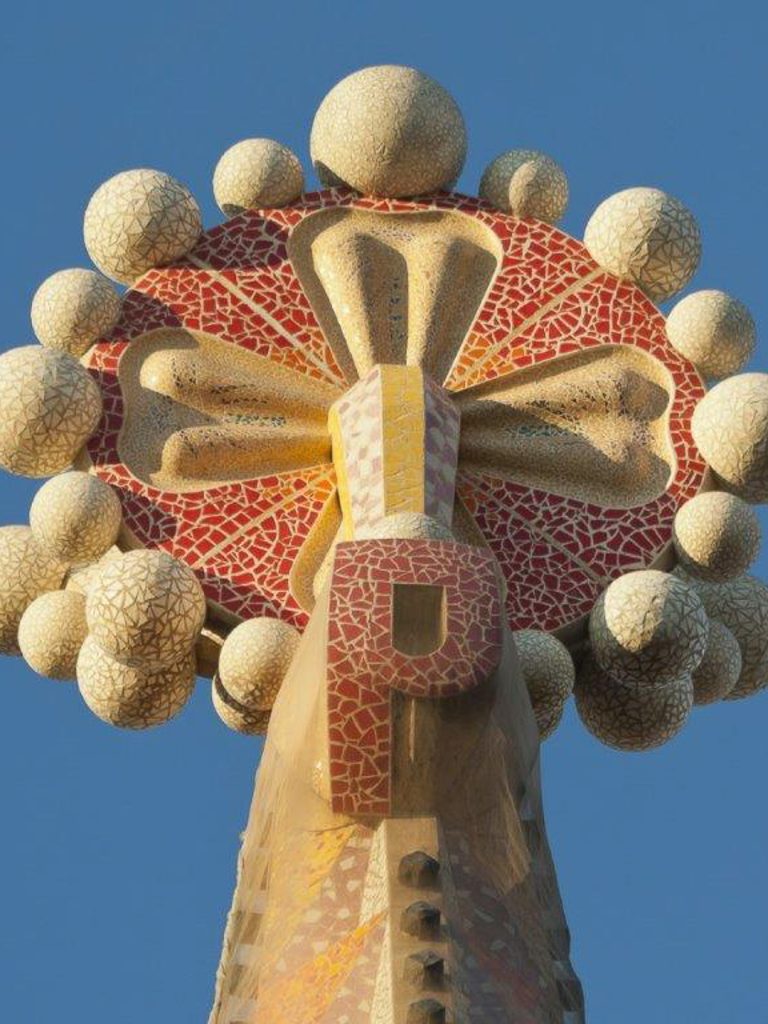 サグラダファミリアの外部尖塔。赤や黄色のタイルで装飾されている
