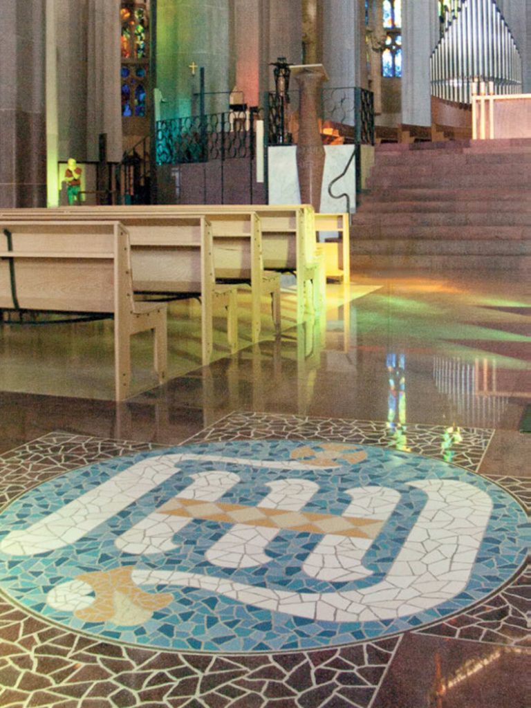 サグラダファミリアの聖堂内部の床。タイルで形作られたメダリオン。