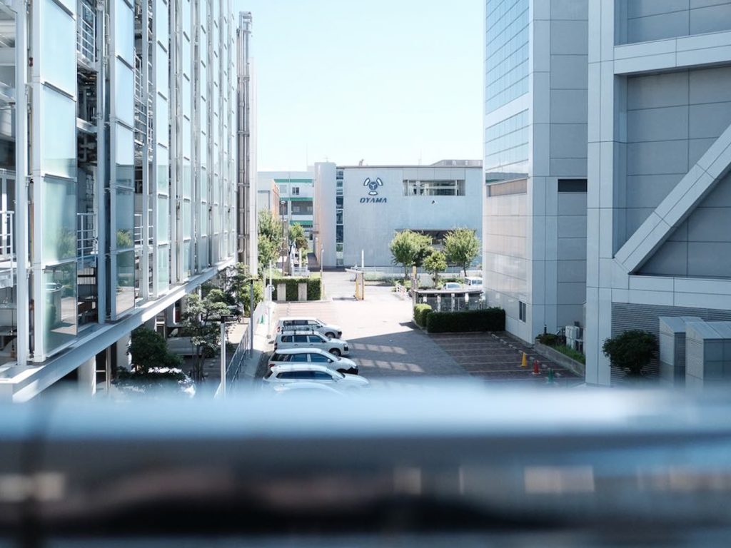 駅から見た雄山株式会社の外観。
