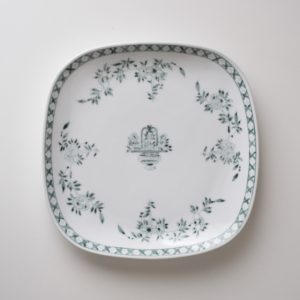 粵東磁廠（Yuet Tung China Works）で購入した皿。正方形の角が丸くなったような変わった型で、白い磁気にグリーンで草花などが絵付けされている